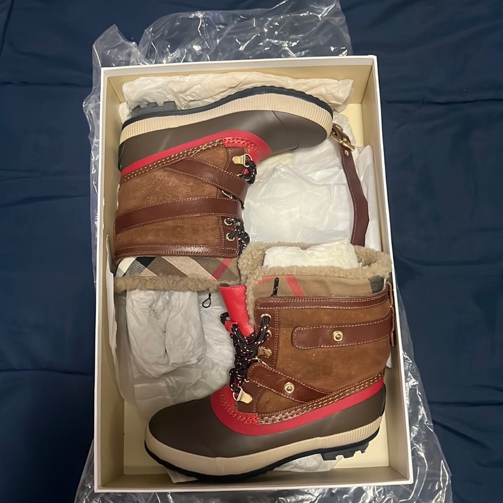 Burberry girls shearling boots